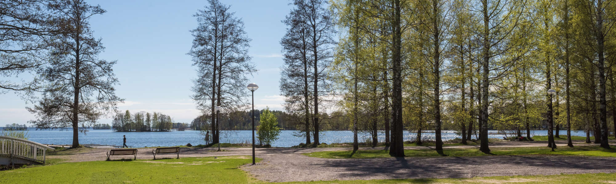 Tytöt puistossa jäätelöllä