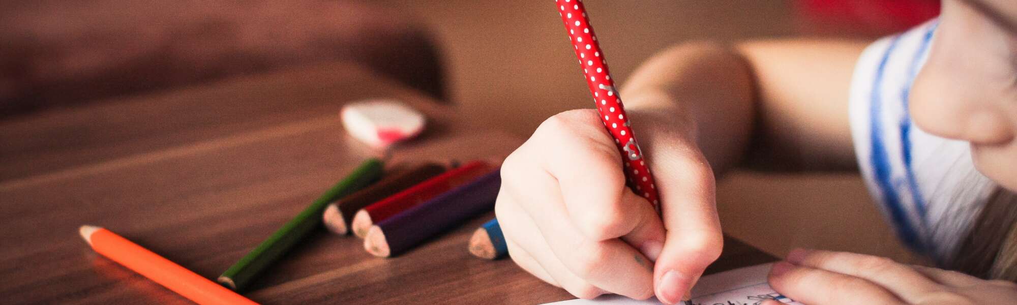 Lapsi kirjoittaa