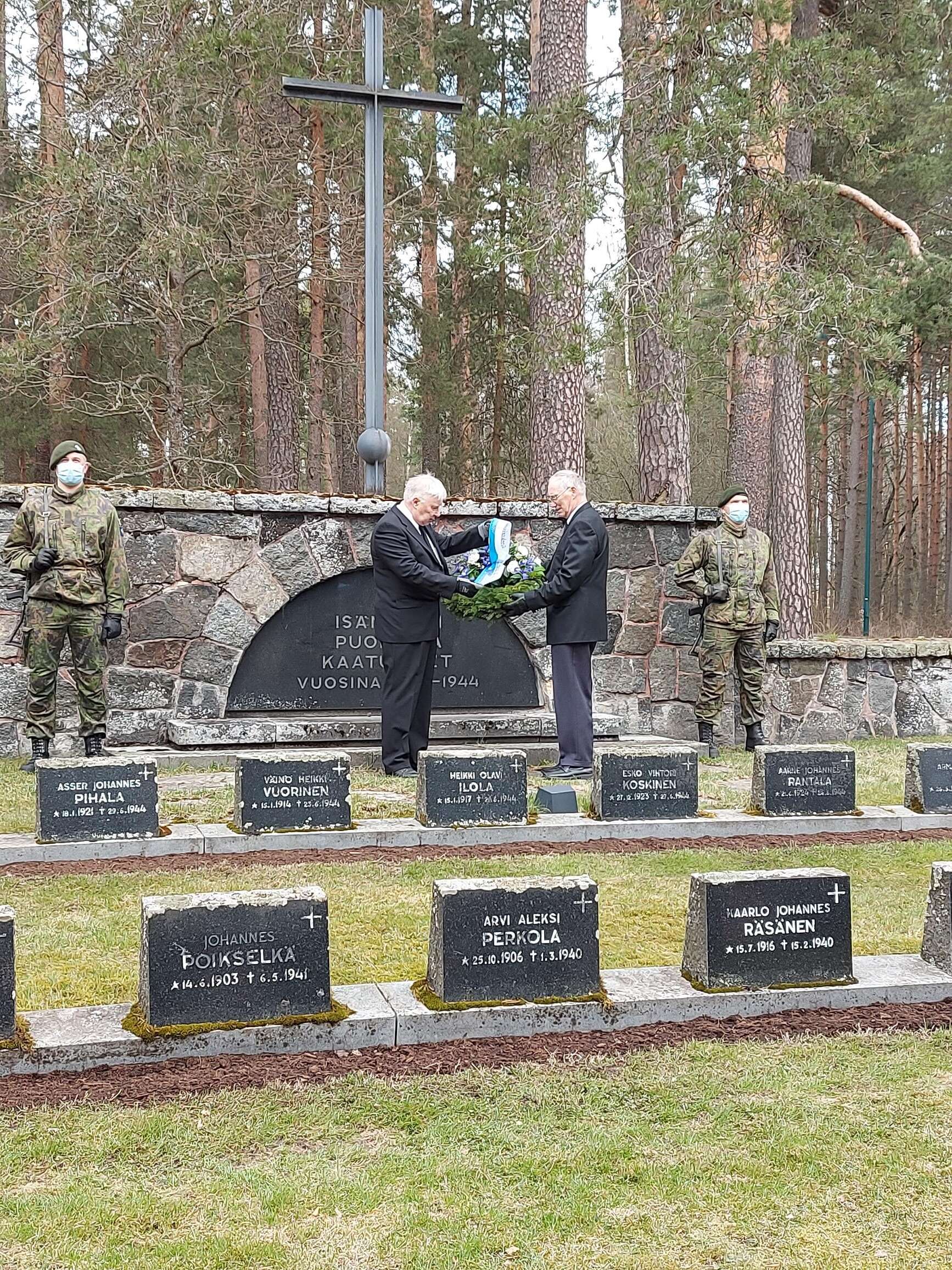 Seppeleenlasku Köyliön Sankarihauta