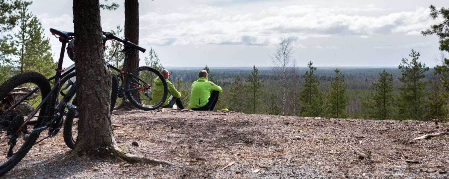 Ihmiset istumassa Harjulla