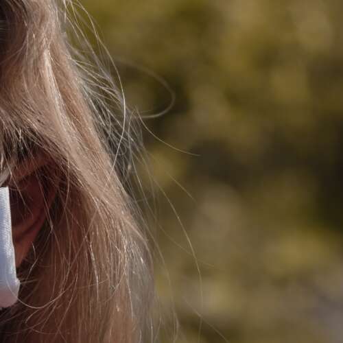 Tyttö kasvomaskissa