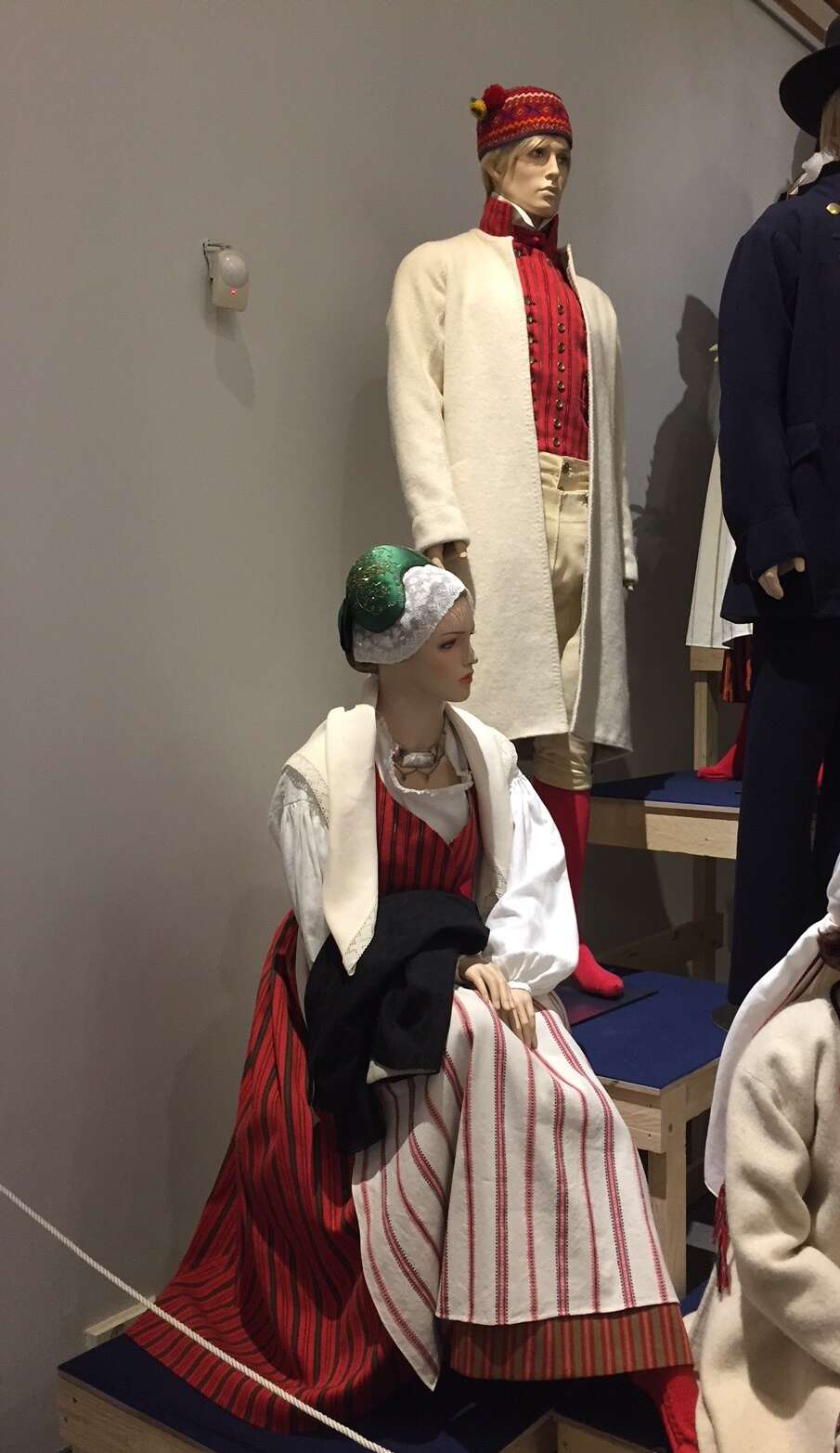Säkylän kansallispuvut esillä Jyväskylän kansallispukukeskuksessa
